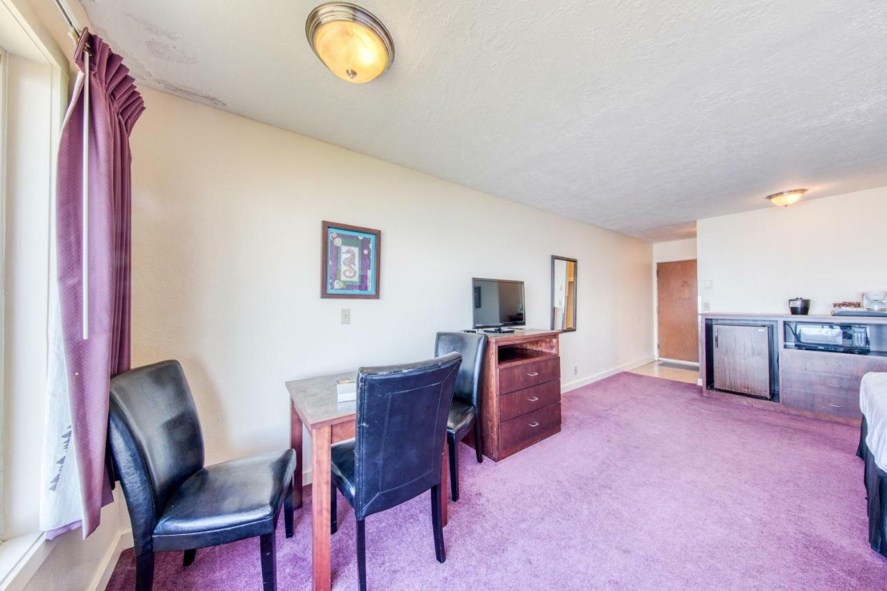 Sea Horse Ocean Front Lodging Lincoln City Room photo